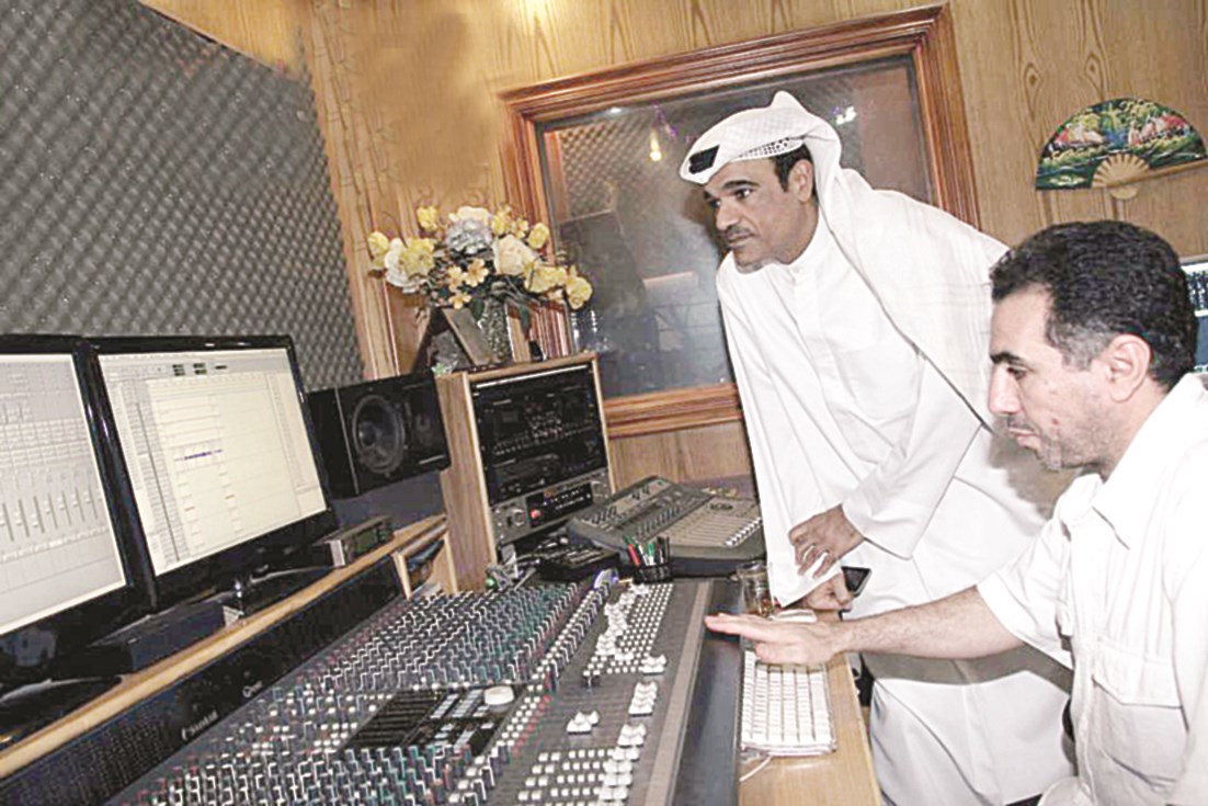 أثناء تسجيله مقدمة مسلسل مذكرات عائلية