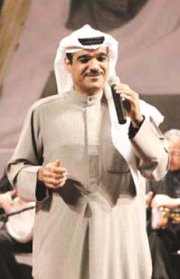 يغني في إحدى الحفلات