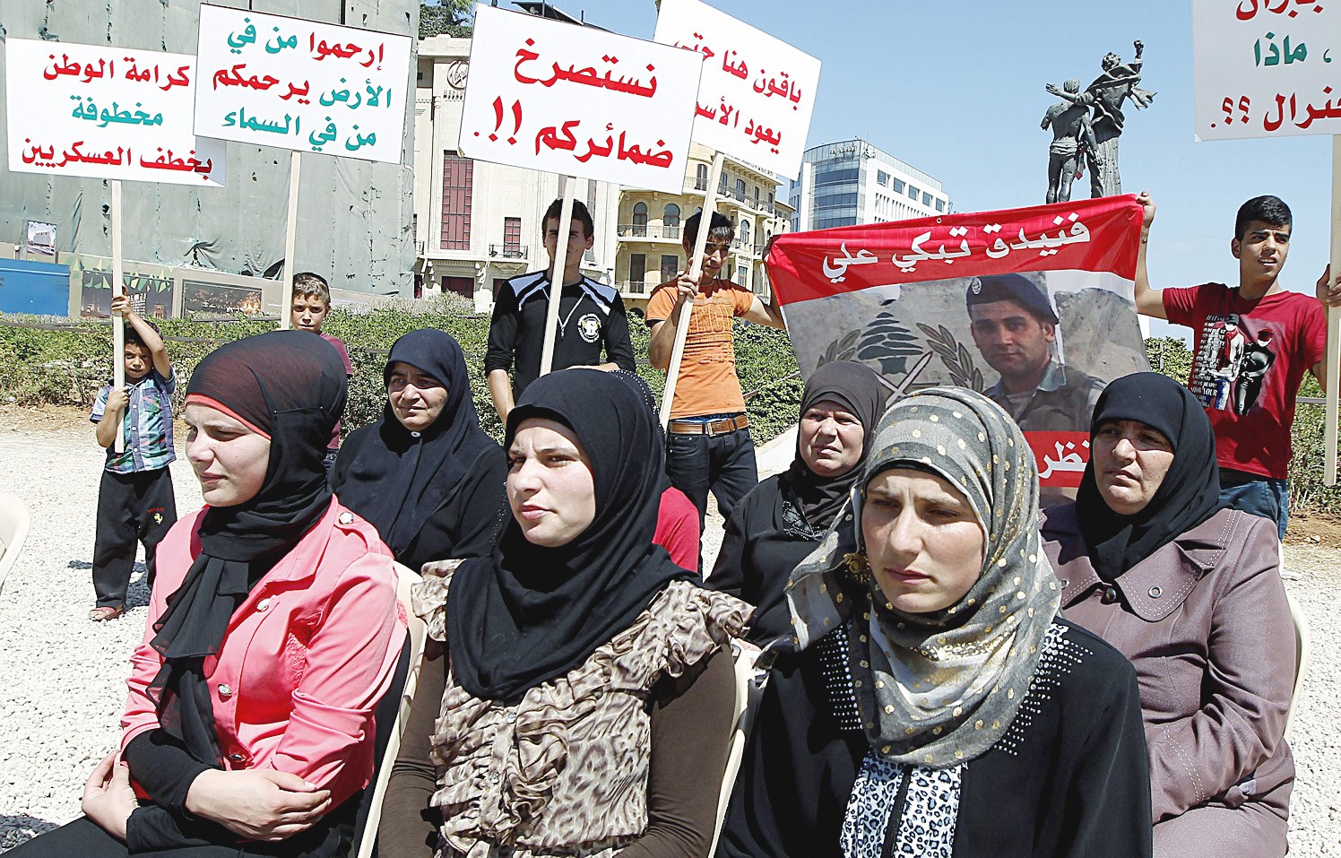 u0645u062cu0645u0648u0639u0629 u0645u0646 u0623u0642u0627u0631u0628 u0627u0644u062cu0646u0648u062f u0627u0644u0644u0628u0646u0627u0646u064au064au0646 u0627u0644u0645u062eu0637u0648u0641u064au0646 u062eu0644u0627u0644 u0645u0633u064au0631u0629 u0627u062du062au062cu0627u062cu064au0629 u0641u064a u0648u0633u0637 u0628u064au0631u0648u062a u0623u0645u0633b (u062f u0628 u0623)