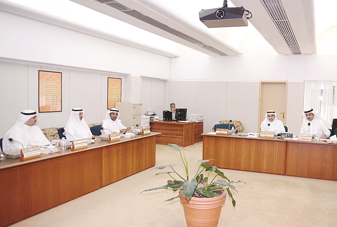 الحجرف وفريق هيئة أسواق المال خلال الاجتماع (تصوير موسى عياش)