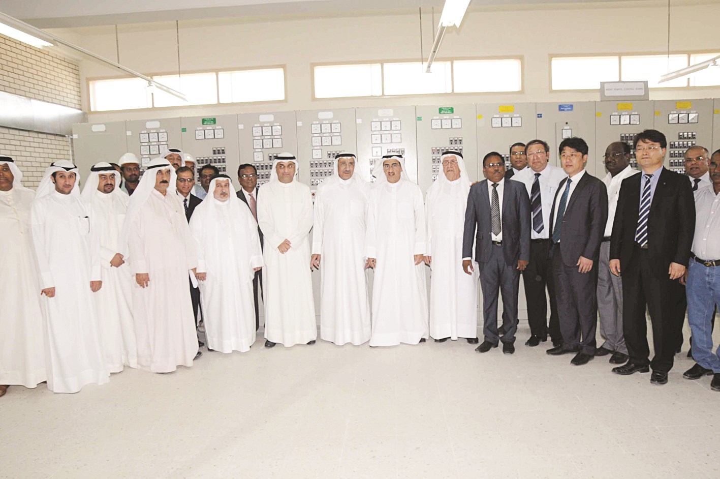 ... ومتوسطا المهندسين والقائمين على إنشاء المحطة (تصوير جلال معوض)