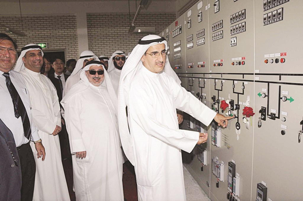 ... ويطلع على محتوياتها