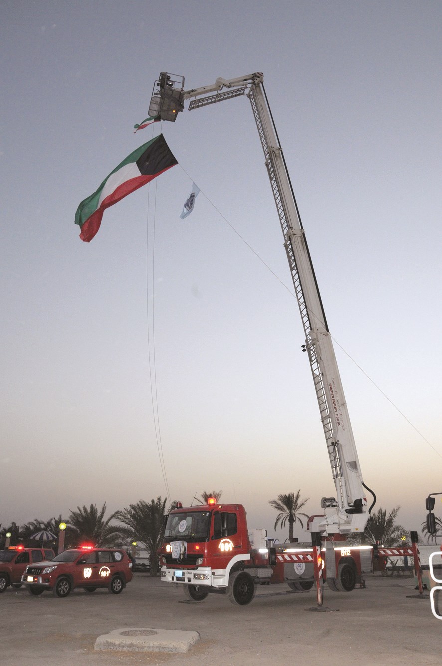 رافعة الإطفاء ترفع علم الكويت