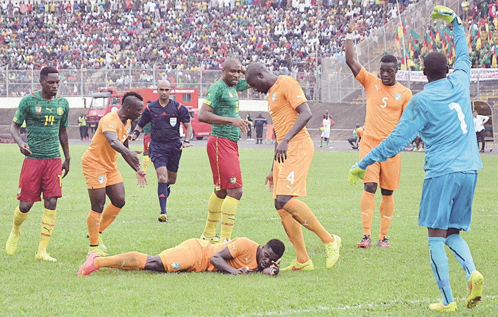 سيرج اورييه يفقد وعيه على أرض الملعب (ا ف ب)