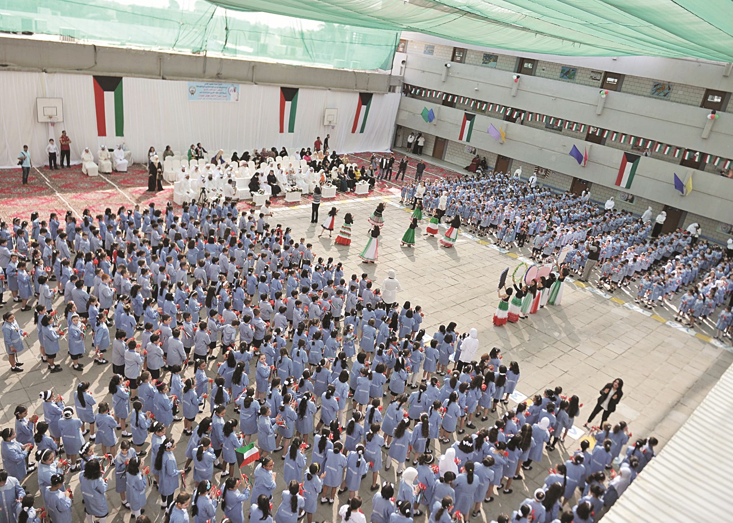 متابعة للحفل في ساحة المدرسة