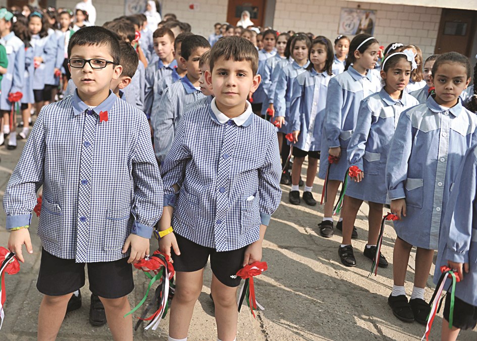 تلاميذ في طابور انتظم تحت الشمس