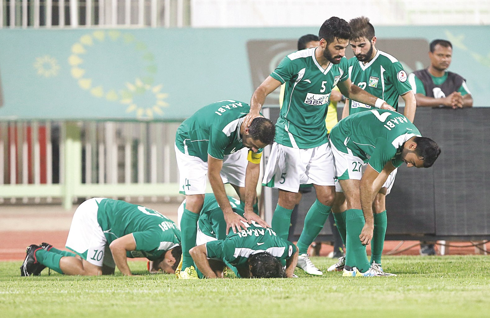 فرحة لاعبي العربي بالفوز على خيطان