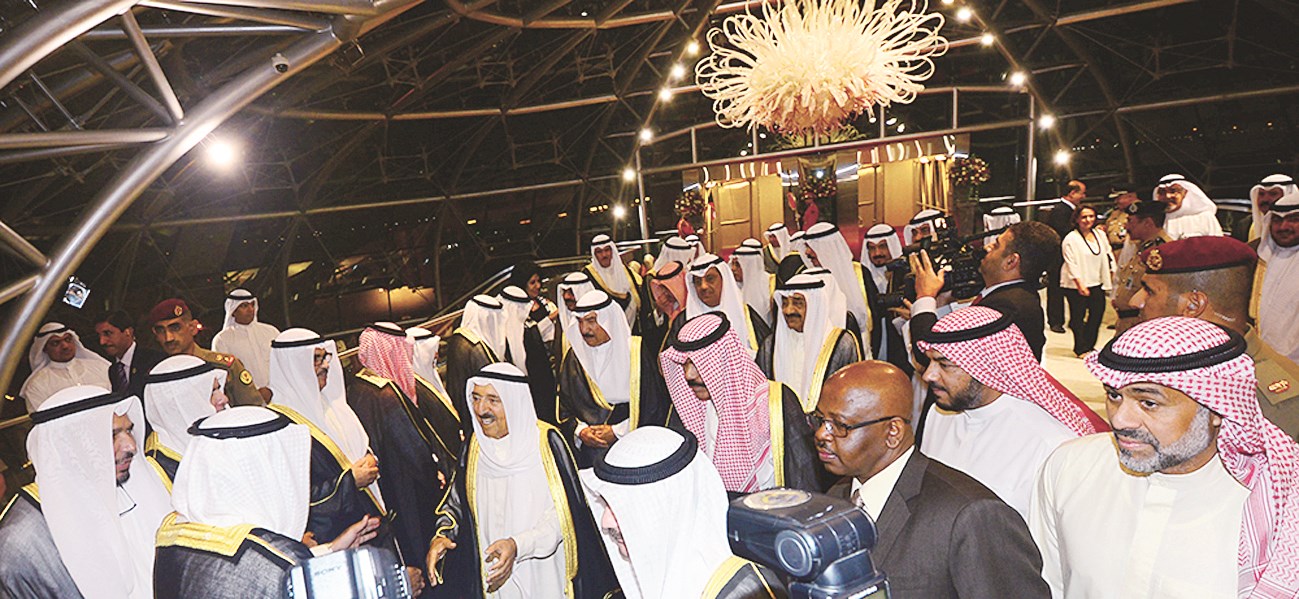 سمو الأمير وسط مستقبليه