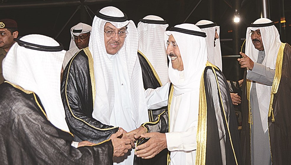 سموه مصافحا المهنئين في المطار