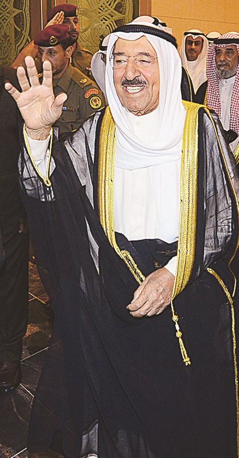 سمو الأمير يحيي مستقبليه