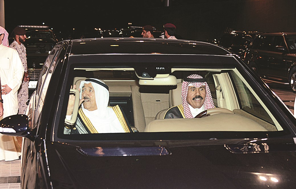 سمو الامير مغادراً المطار بصحبة ولي العهد