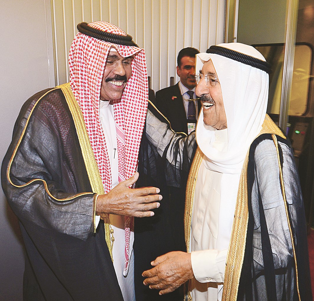 سمو الأمير لدى عودته إلى البلاد وفي استقباله سمو ولي العهد