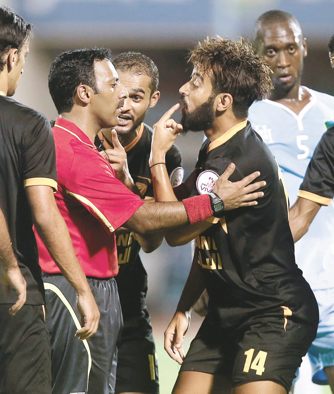 طلال العامر يتحدث إلى الحكم العسعوسي معترضا