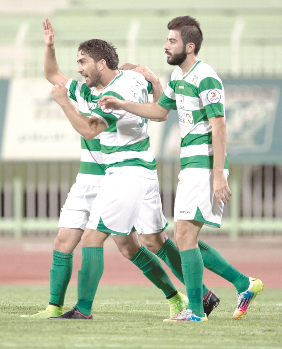 فراس الخطيب يحتفل مع مواطنه محمود المواس بتسجيل الهدف الأول للعربي