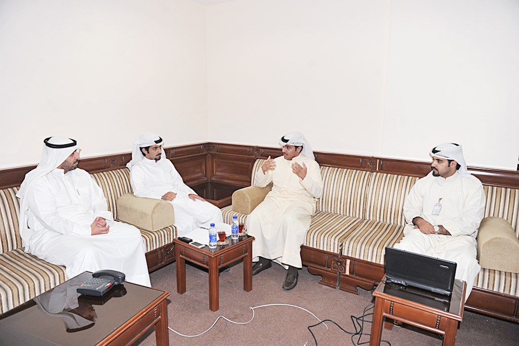 محمد الرخيمي وطلال الخاطر يتحدثان إلى الزميلين محمد نزال ووليد العبدالله (تصوير نور هنداوي)