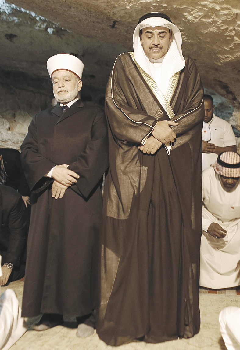 الخالد يؤدي الصلاة في المسجد الاقصى