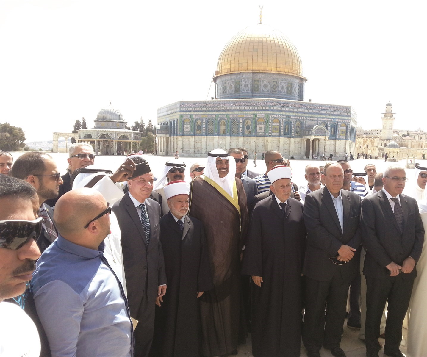 u0627u0644u062eu0627u0644u062f u0645u062au0648u0633u0637u0627 u0645u0633u062au0642u0628u0644u064au0647 u0623u0645u0627u0645 u0645u0633u062cu062f u0642u0628u0629 u0627u0644u0635u062eu0631u0629