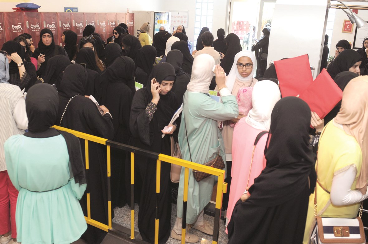 حشد من الطالبات