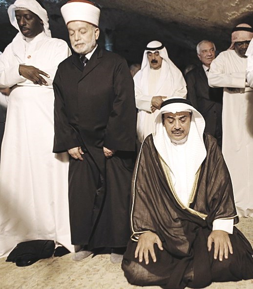 u0635u0628u0627u062d u0627u0644u062eu0627u0644u062f u0645u0624u062fu064au0627u064b u0627u0644u0635u0644u0627u0629 u0641u064a u0645u0633u062cu062f u0642u0628u0629 u0627u0644u0635u062eu0631u0629 u0627u0644u0649 u062cu0627u0646u0628 u0645u0641u062au064a u0627u0644u0642u062fu0633  (u0627 u0641 u0628)