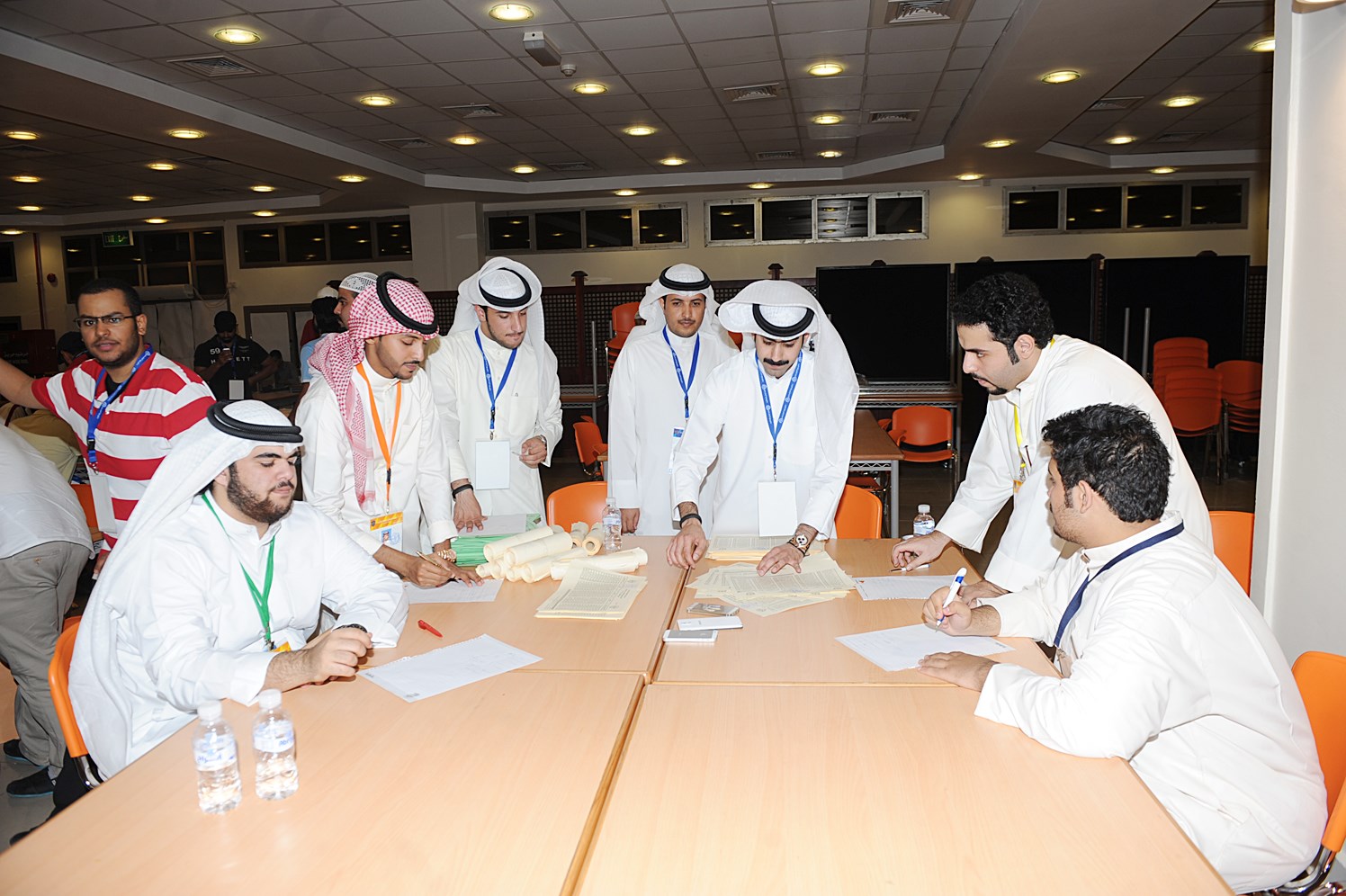 متابعة لعملية الفرز (تصوير جلال معوض)