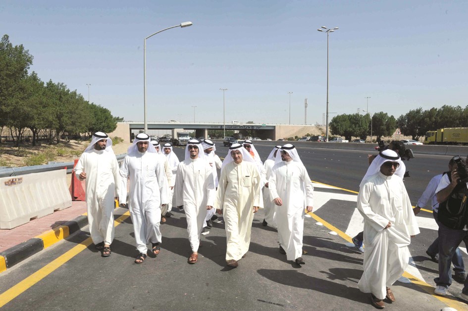 ... ومتفقدا الطريق الجديد (تصوير: طارق عز الدين)