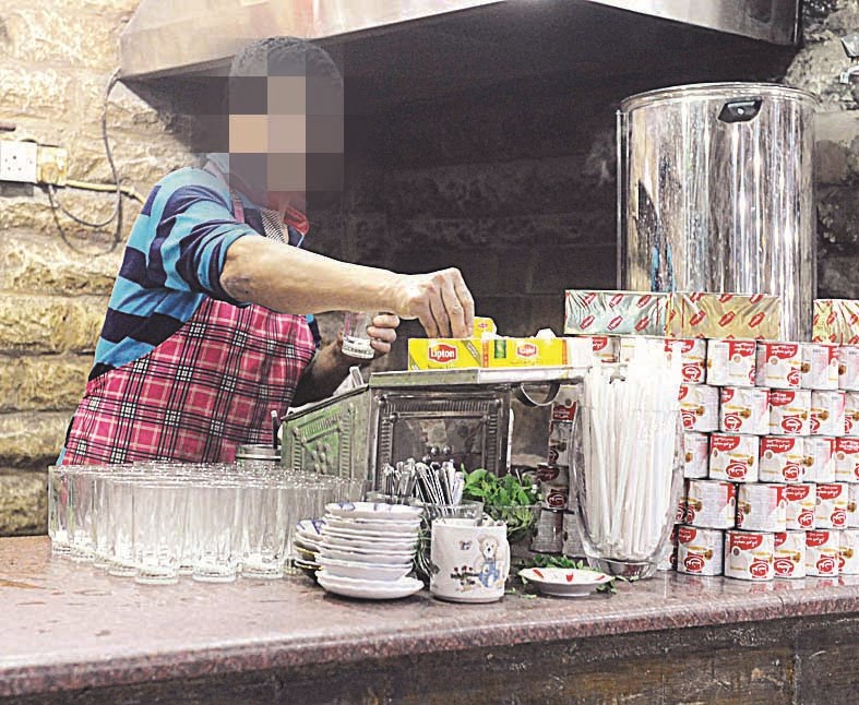 معلم الشاي والقهوة يعد المشروبات