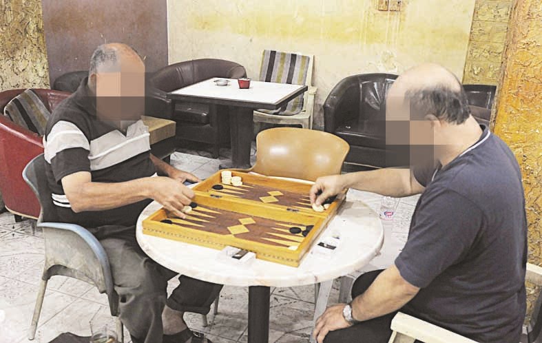 طاولة الزهر حاضرة