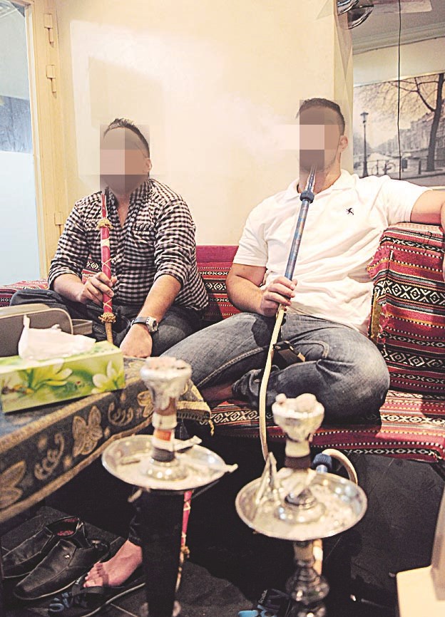 سباق في شرب «الشيشة»