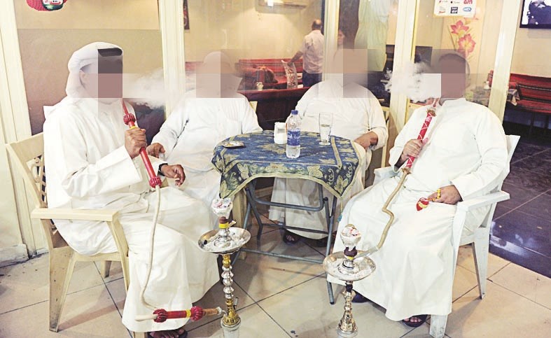 ... وآخرون يدخنون الأرجيلة