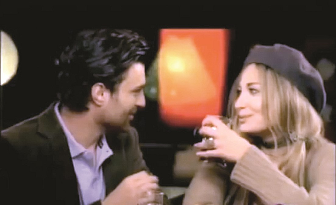 في مشهد من فيديو كليب «كل دقيقة»