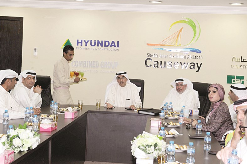 ... ويشاهد عرضاً مرئياً عن مراحل سير المشروع