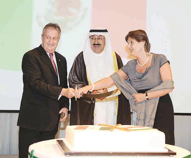 قطع قالب الحلوى بمناسبة العيد الوطني للمكسيك