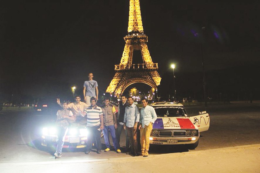 تحت أضواء برج إيفل