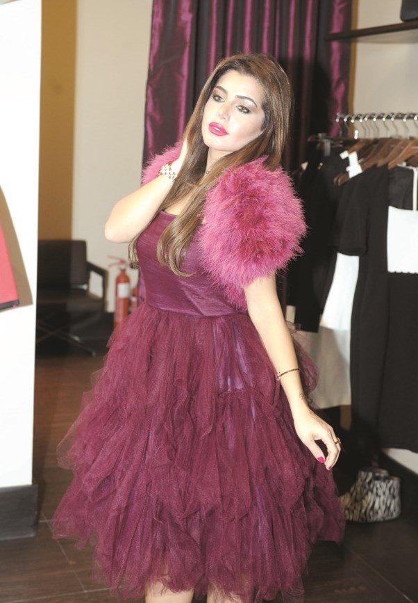 إحدى العارضات تتألق بأحد تصميمات أدولفو دومينغز