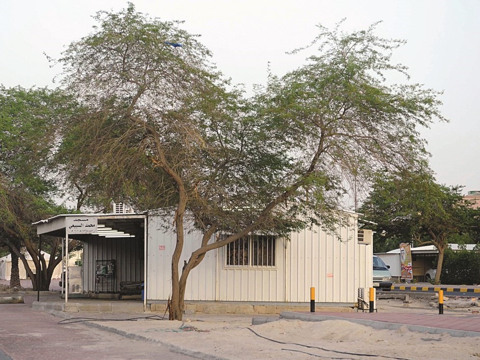 ... وآخر بين شارعين