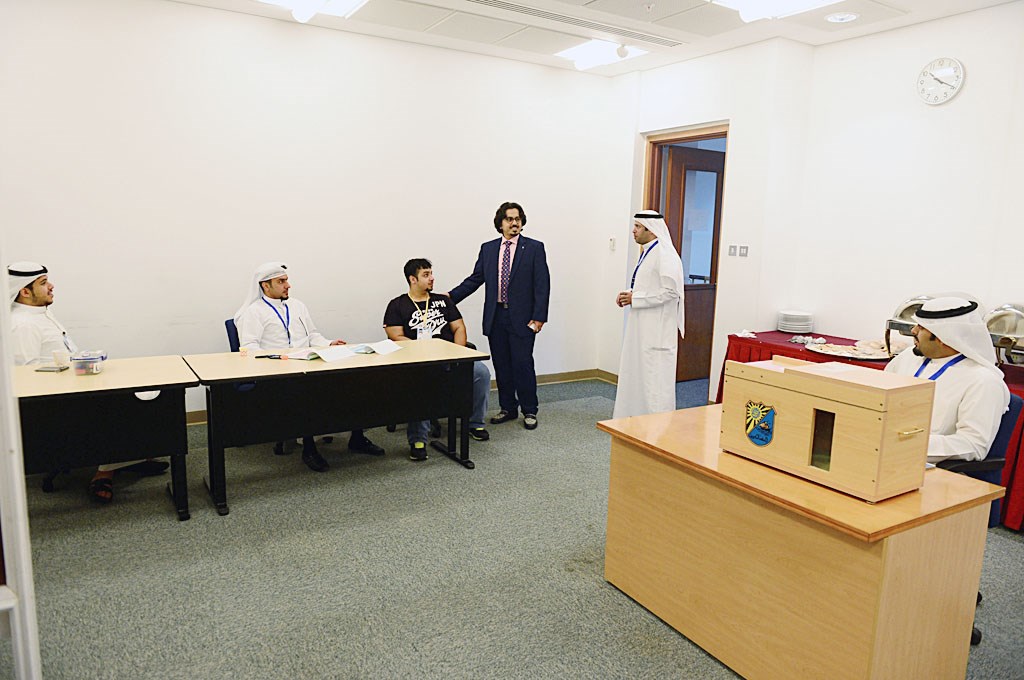 متابعة لعملية التصويت داخل اللجان (تصوير أسعد عبد الله)