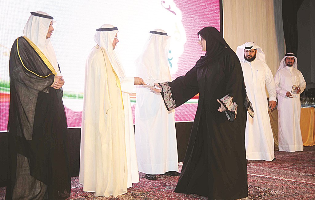 تكريم إحدى الحافظات (تصوير طارق عز الدين)