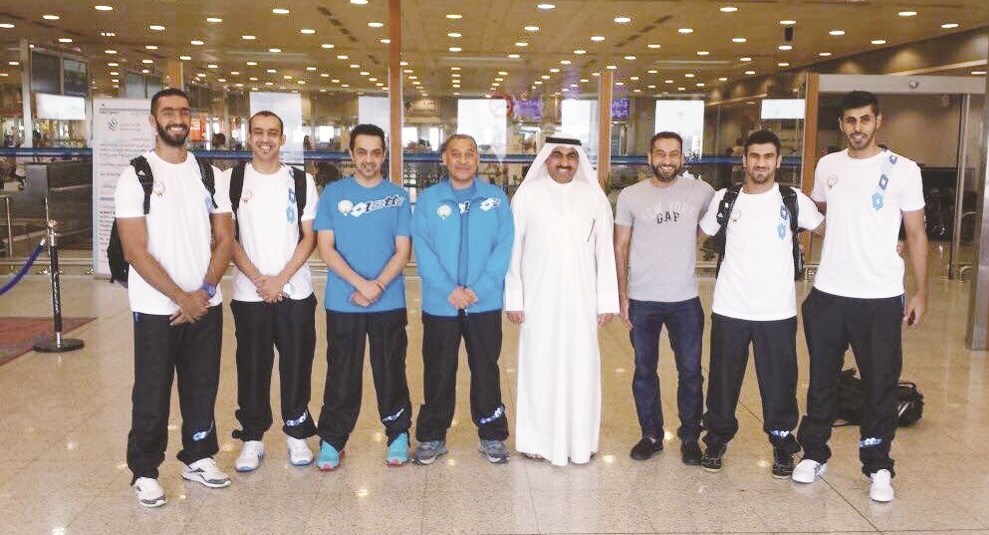 مناحي الفضلي يتوسط عماد بهبهاني والعتيبي ولاعبي الكراتيه في مطار الكويت