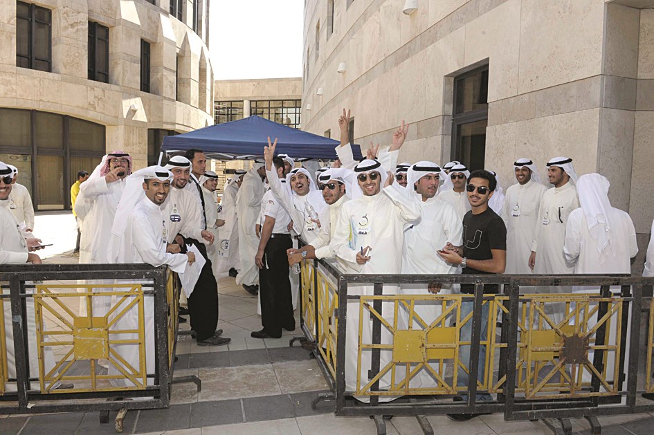 حشد طلابي في «الإدارية»