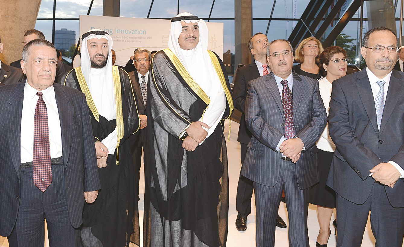 صباح الخالد وعلي الغانم وعلي العمير واعضاء الوفد الكويتي خلال الجولة في المعرض