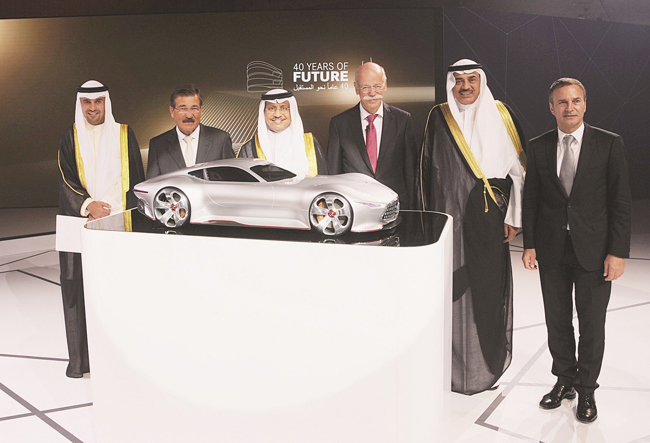 سموه متوسطا صباح الخالد وانس الصالح وقيادات «دايملر»