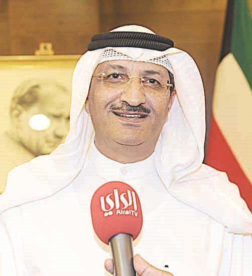 المزين متحدثاً للصحافيين