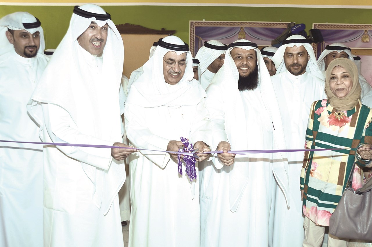 الوزير يقص شريط الافتتاح