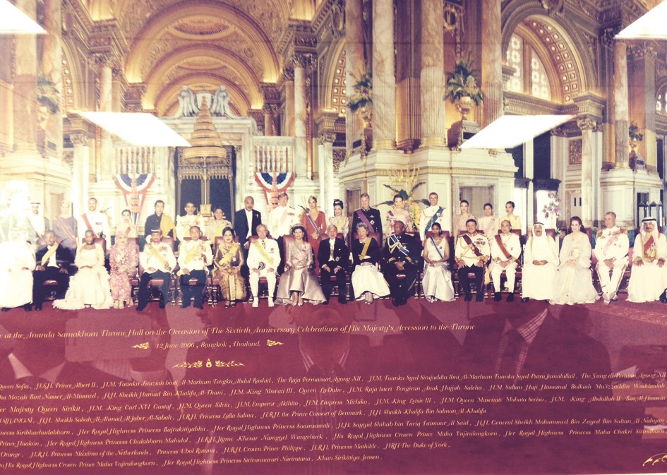 صورة سمو الأمير متوسطا زعماء العالم على مدخل «الخارجية» التايلندية