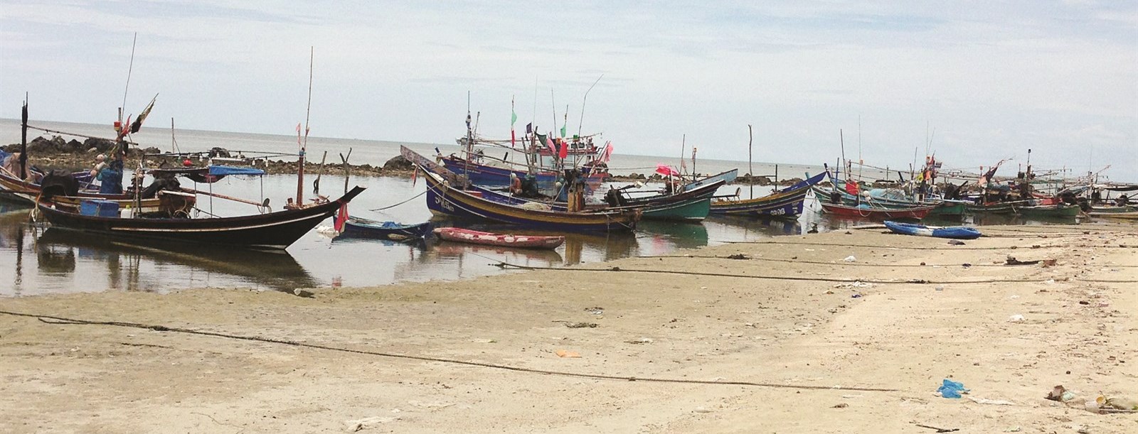 القوارب الخشبية التي يستعملها المسلمون للصيد في سامواي