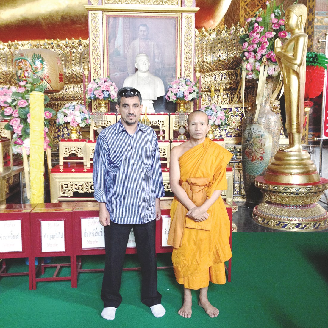 الزميل منصور الشمري مع احد كهنة معبد بوذا