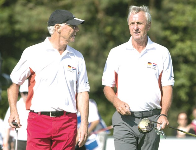 كرويف وبكنباور خلال خوضهما مباراة الغولف  (ا ف ب)