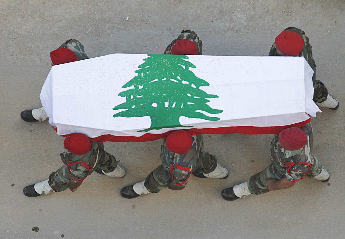 u062cu0646u0648u062f u0644u0628u0646u0627u0646u064au0648u0646 u064au0634u064au0639u0648u0646 u0623u062du062f u0631u0641u0627u0642u0647u0645 u0627u0644u0630u064a u0642u062au0644 u0628u0627u0646u0641u062cu0627u0631 u0639u0628u0648u0629 u0646u0627u0633u0641u0629 u0641u064a u0639u0631u0633u0627u0644 (u0631u0648u064au062au0631u0632)