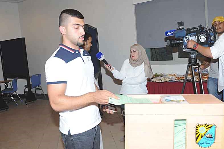 ... وطالب يدلي بصوته