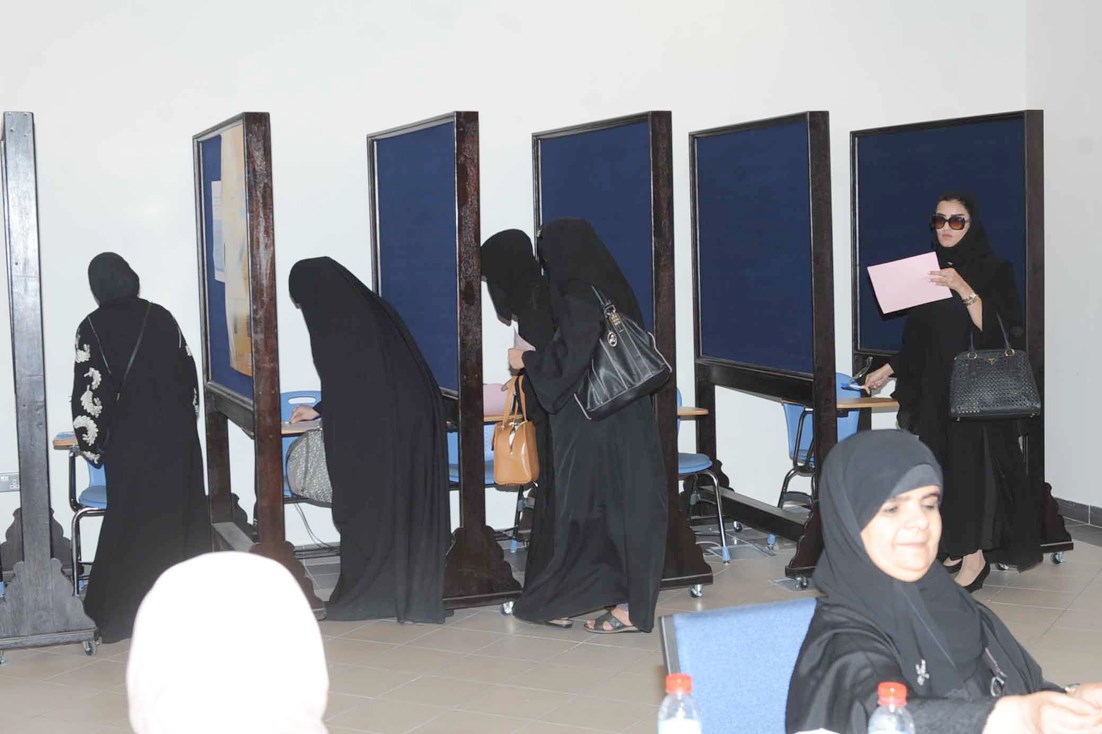 اقبال من الطالبات على التصويت